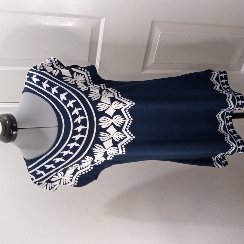 NorthStyle Navy & White Graphic Top Size M
